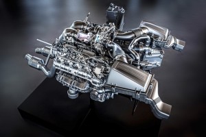 Mercedes-AMG prezentuje nový technologický majstrovský kúsok: 4,0 litrový motor AMG V8 s dvoma turbodúchadlami je inováciou a srdcom športového vozidla nového Mercedesu-AMG GT