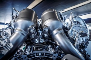 Mercedes-AMG prezentuje nový technologický majstrovský kúsok: 4,0 litrový motor AMG V8 s dvoma turbodúchadlami je inováciou a srdcom športového vozidla nového Mercedesu-AMG GT